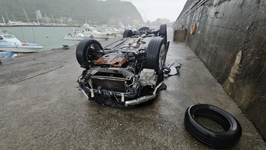 共伴效應釀禍！碧砂漁港掀7米巨浪　「小黑」遭狂浪拆卸