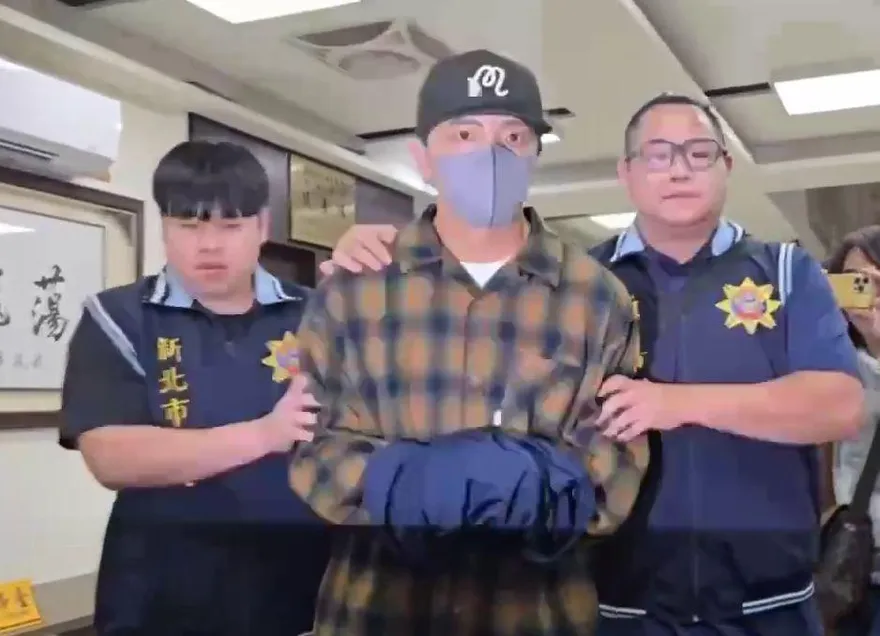 影/持續狼狽！坤達被帶出警局「直送新北地檢署」