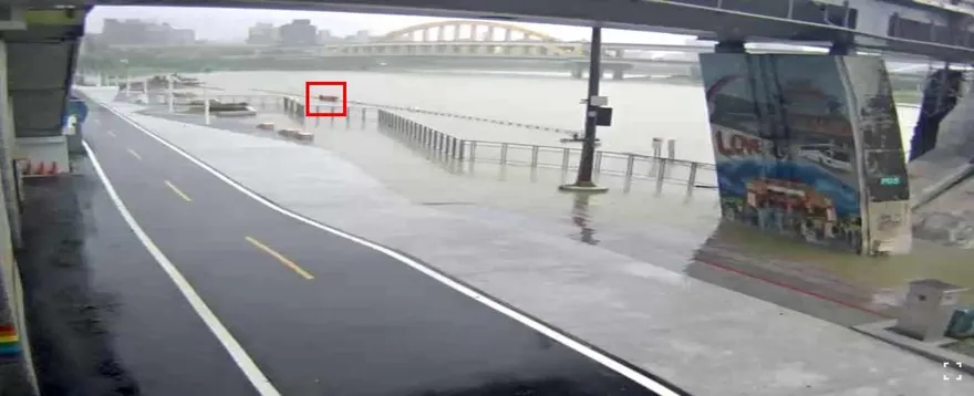 豪雨狂炸北台！基隆河水猛漲　彩虹橋LOVE快滅頂