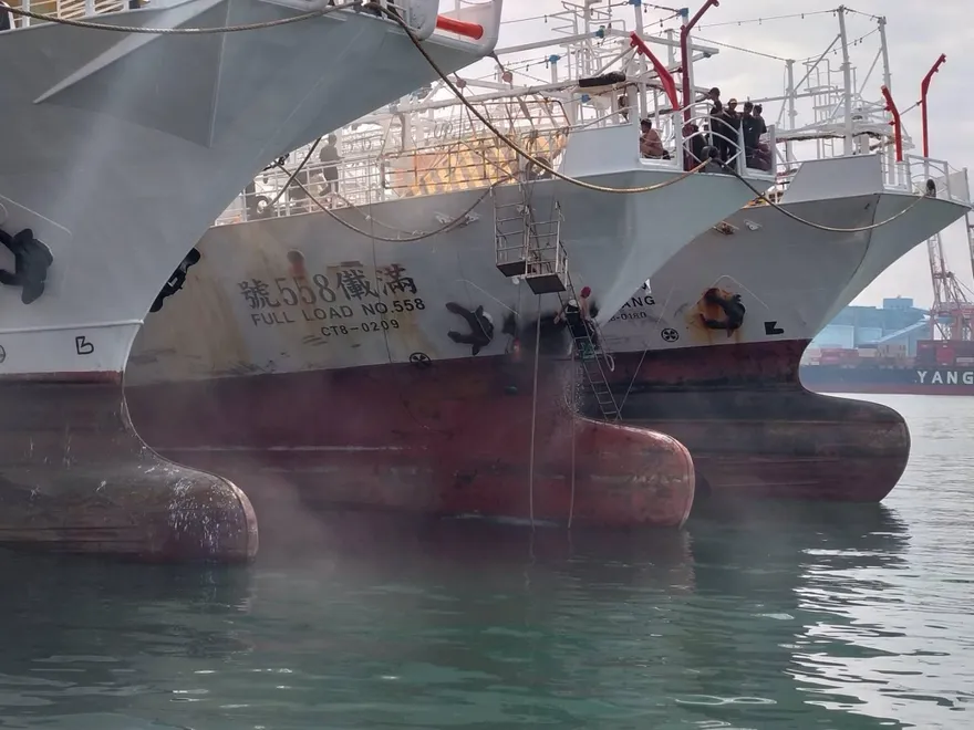 影/高雄「漁船大火」！烈焰黑煙狂竄