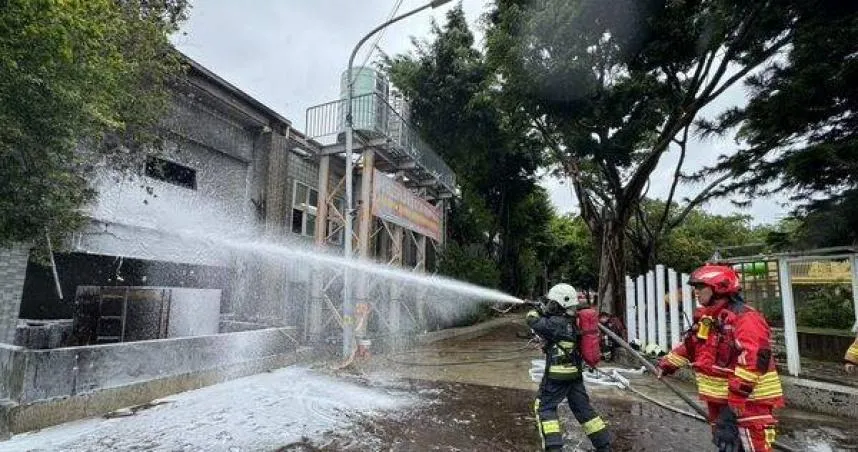 鍋爐油槽突爆炸！苗栗泳池火舌狂竄　消防急灌泡沫搶救