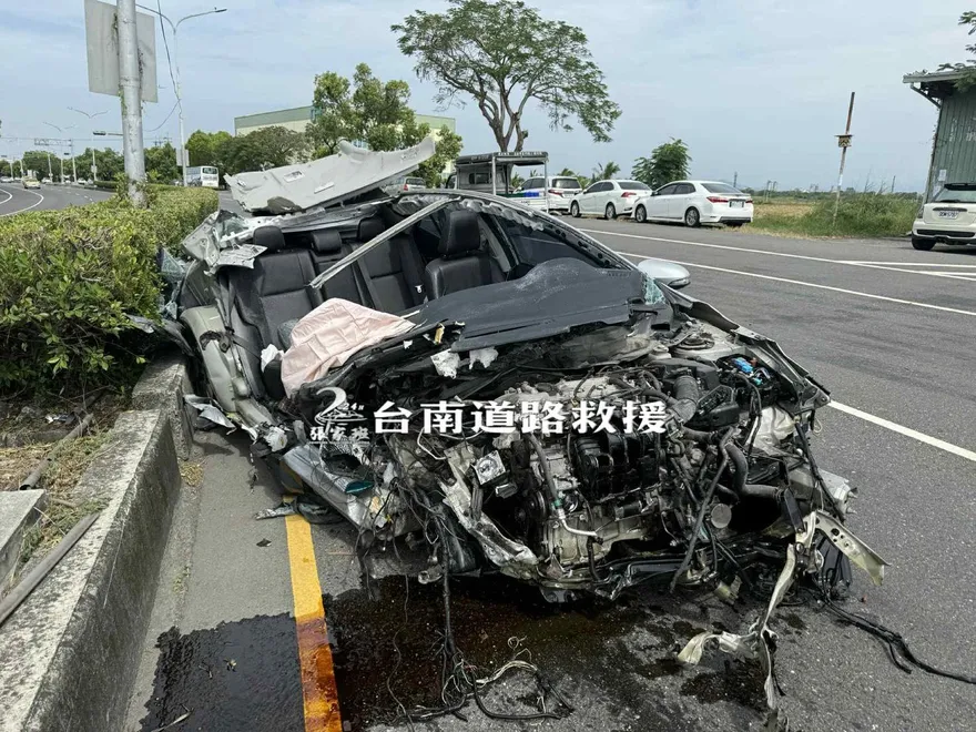 影/台南驚悚車禍！自小客「整片車頂削飛」　駕駛受傷送醫
