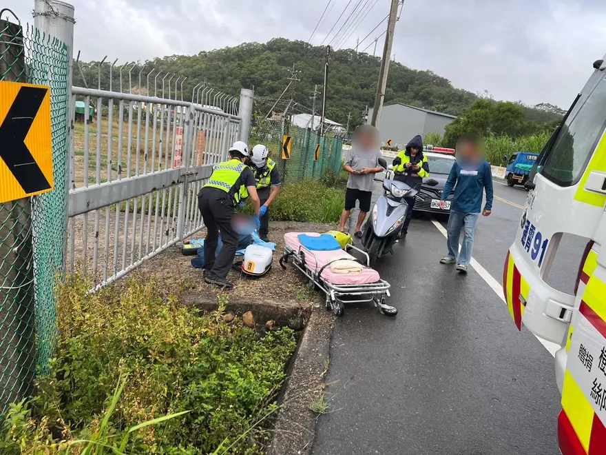 苗栗騎士雨中倒臥路旁沒反應！警消趕抵已明顯死亡