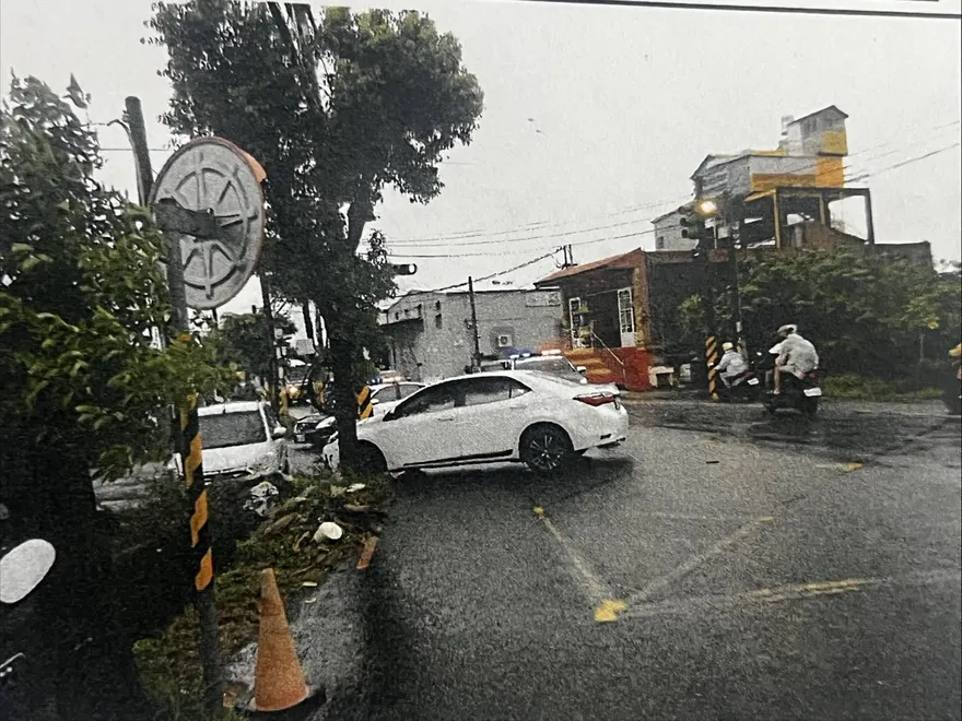 影/桃園毒駕擦撞轎車又自撞　車內查獲2支喪屍煙彈