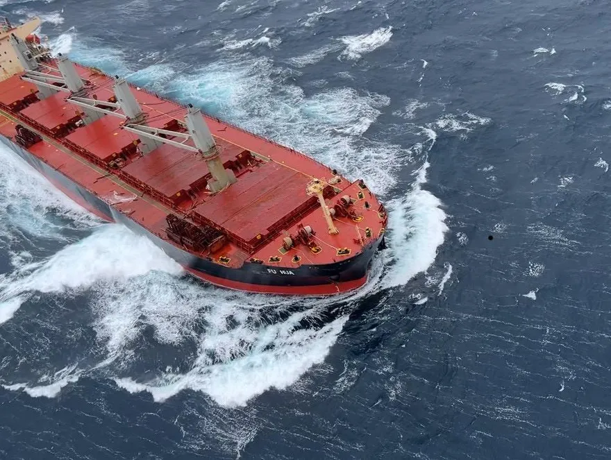 影/海上救援驚險瞬間！風浪達7米　海巡空勤冒險吊掛船員