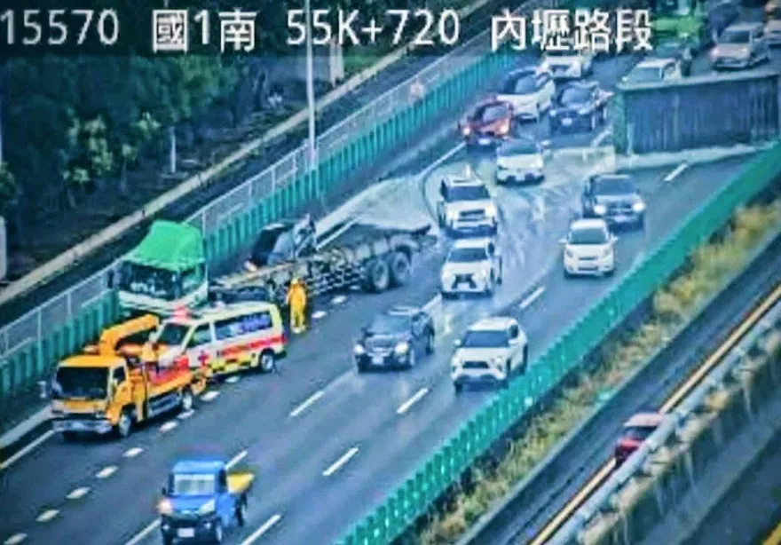 國1大小車追撞「巨型貨櫃甩落」成攔路虎！　傷亡不明