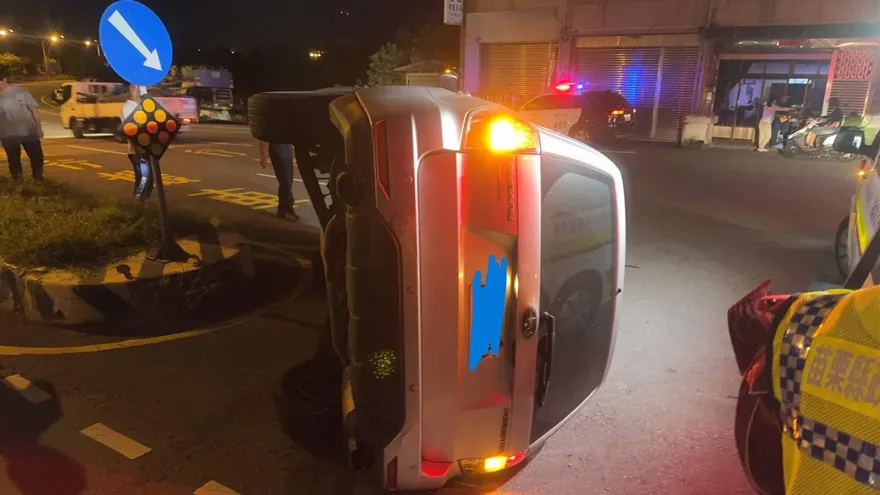 影/苗栗小車過彎自撞分隔島　側翻「立筊」警消看傻