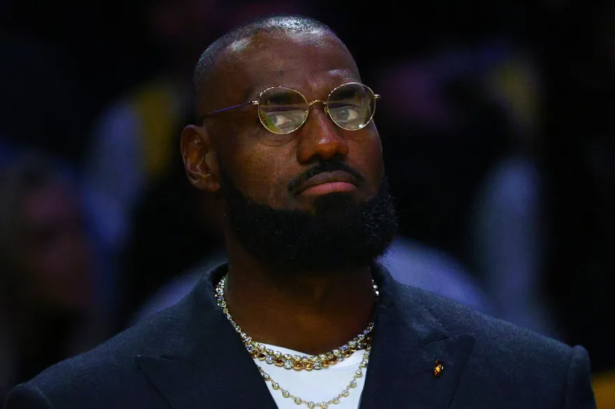 NBA/湖人爆內鬨？詹皇開幕戰「異常冷淡」　名記：氣氛不對勁