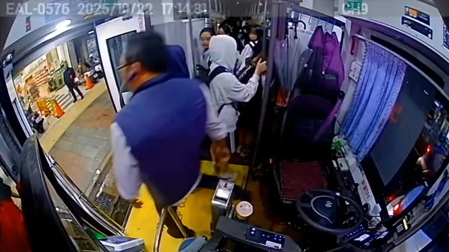影/桃客司機失控痛毆學生　火爆衝突監視器視角全曝光