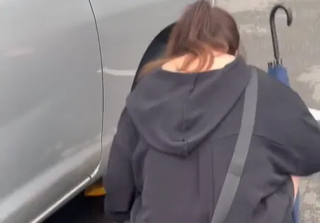 塞錢到車底被抓包！詭異女辯：我主管要來拿　車主傻了