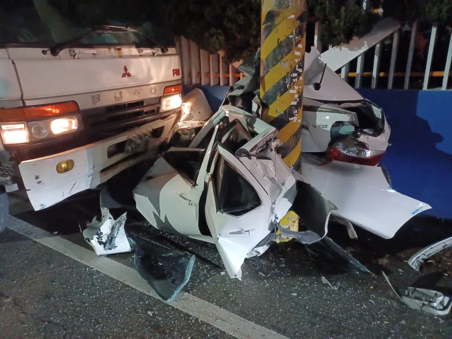駭人現場曝！大貨車失控暴衝　路邊轎車輾壓擠成「廢鐵丸子」