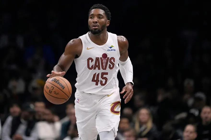 NBA/觀眾衝上場討自拍　騎士米歇爾「剉幾勒」退一步