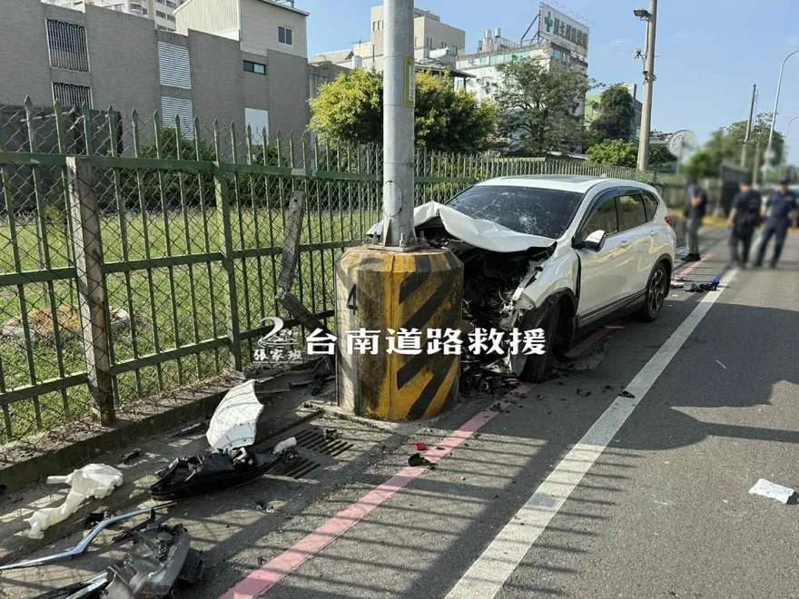 台南轎車失控撞電線桿！車頭撞爛　4傷送醫1命危
