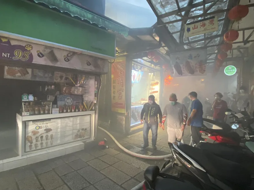 影/連假驚魂！九份老街驚傳火警　消防人員破門搶救