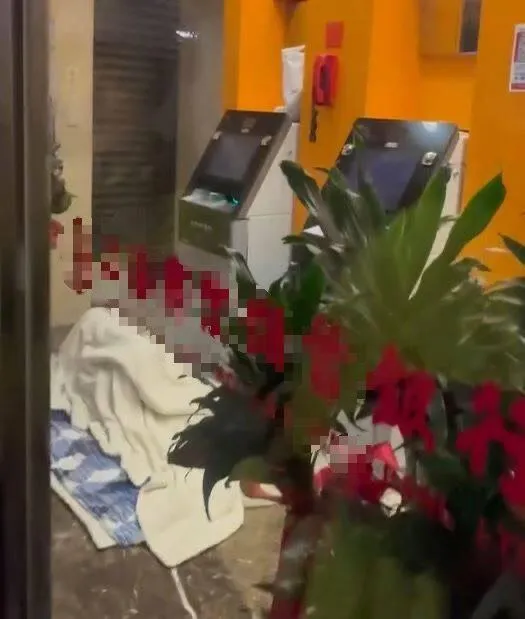 影/北市驚見遊民「霸ATM服務區反鎖爽睡」！網虧另類城市旅店
