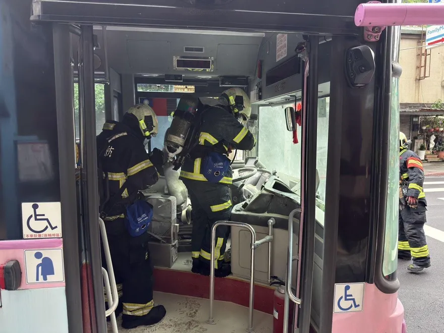 影/北市251路電動公車「開到一半儀錶板竄煙」　11人緊急逃生