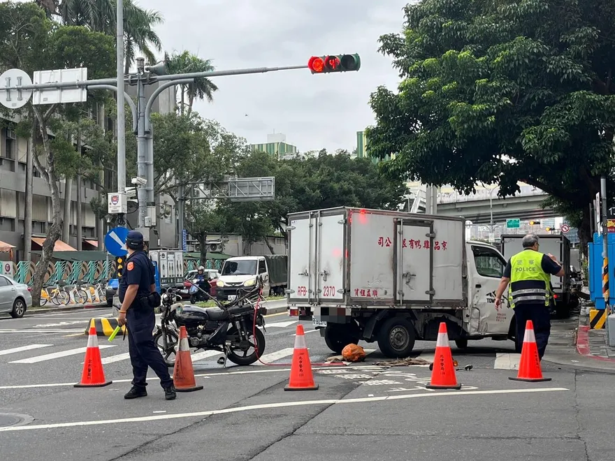 救不回來！北市萬華50歲男送瓦斯遭轉彎車對撞　不治身亡