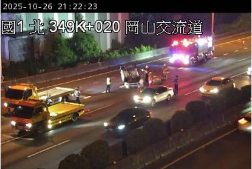 國1南下岡山段嚴重車禍　轎車四輪朝天造成7公里回堵