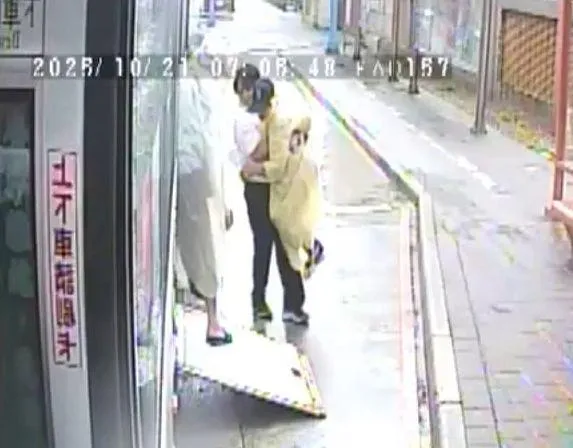 影/三重客運司機林榮新抱身障嬤上車　超暖畫面曝光