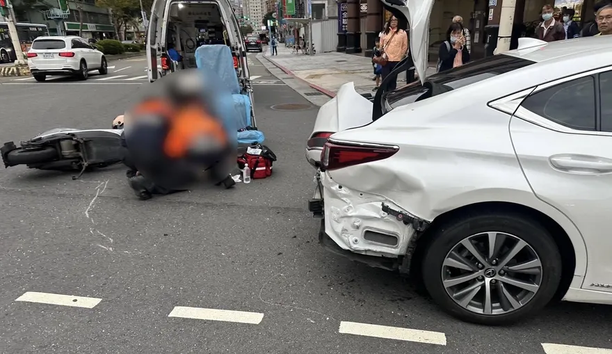 影/北市百萬轎車禮讓行人遭機車擦撞　2騎士受傷送醫