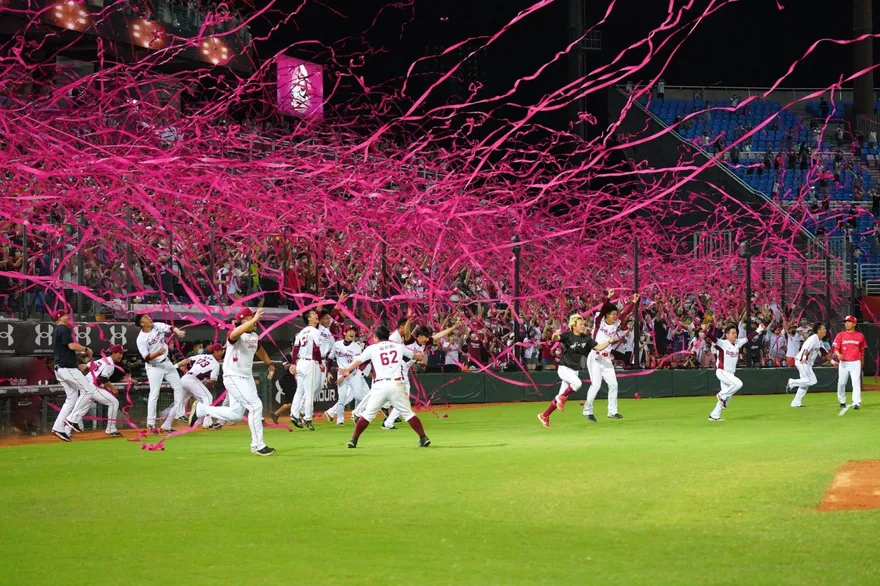 中職/林泓育延長賽致勝兩分砲！樂天桃猿9比7逆轉兄弟奪冠