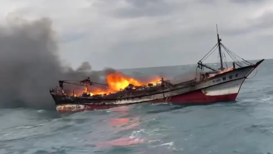 影/基隆海上大火竄黑煙！漁船狂燃8人跳海　船長兒緊急駕船救父