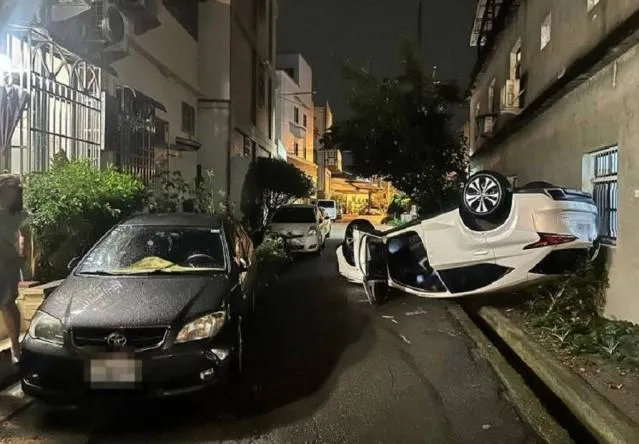 影/奇景！59歲男開車「飛牆卡屋」烏龜翻　酒測超標送辦