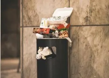 超商公告「垃圾請自行帶走」　店員嘆：狗屎貓砂也在丟