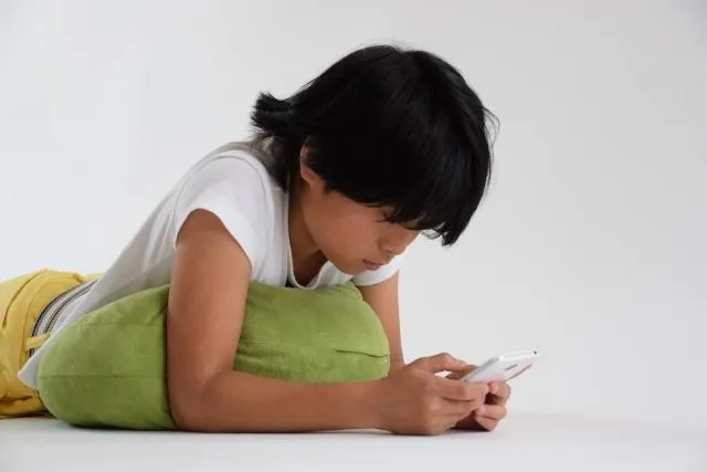 男童照X光「屎積滿胸部」　醫嘆：沉迷3C造成！