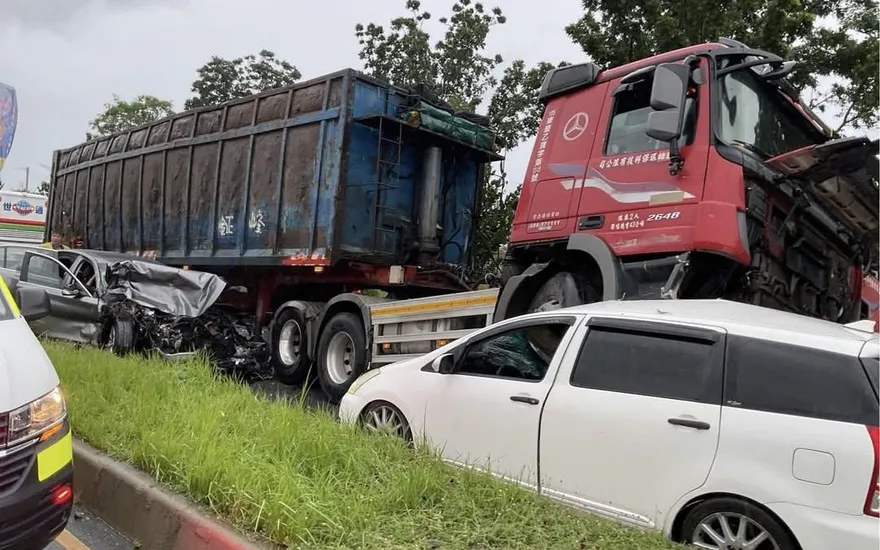 影/台9線曳引車逆向飛過分隔島　撞爛2車4人受傷送醫