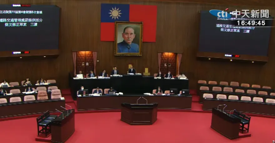 立院三讀通過重罰無照駕駛！汽車最高罰6萬、機車3萬6