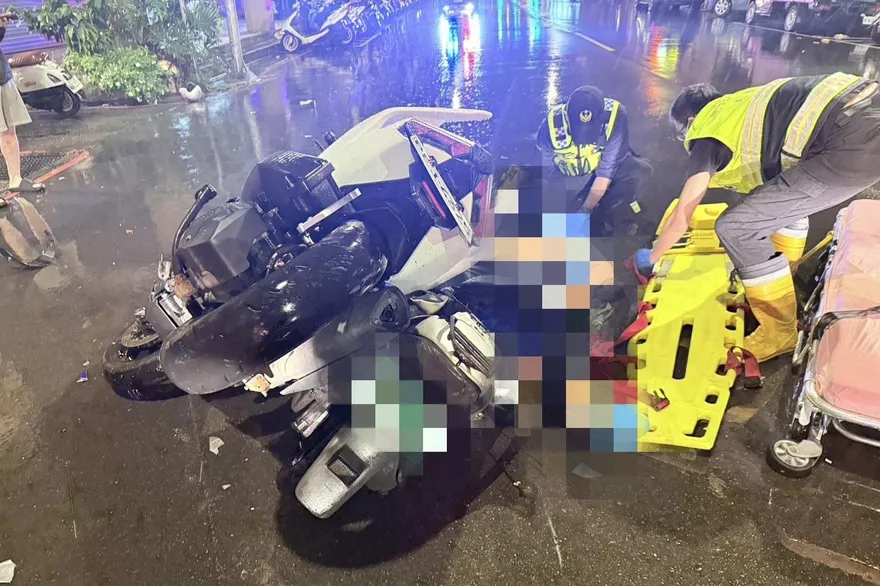 影/三峽18歲無照男雨夜擊落老翁　2人慘摔送醫