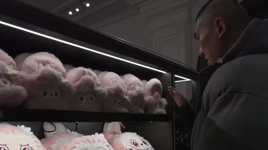 逛泡泡瑪特樂園看到限定版Labubu！館長喊：買個粉色的送徐巧芯