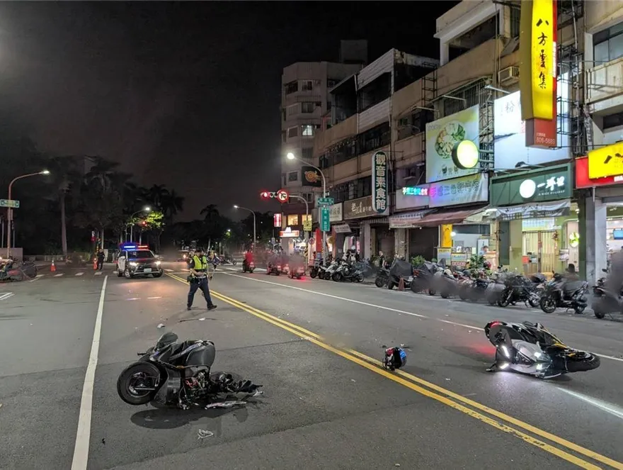 高雄驚悚車禍！小港騎士疑未禮讓釀相撞　3人受傷急送醫