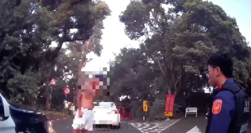 影/圓山飯店驚見裸半身男持刀亂砍樹　警開罰1.6萬元