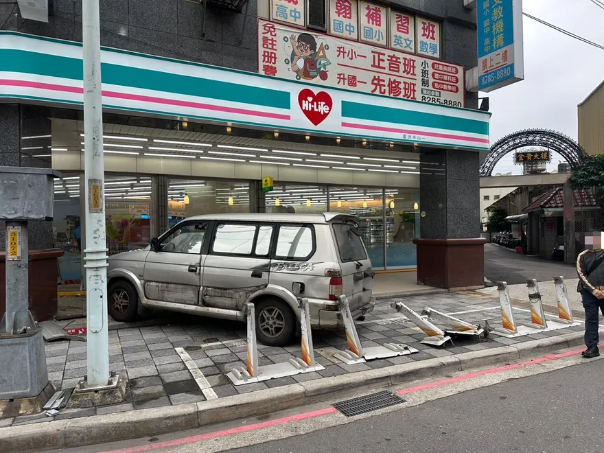 影/蘆洲男「吃感冒藥恍神」開休旅車撞進超商　乘客輕傷
