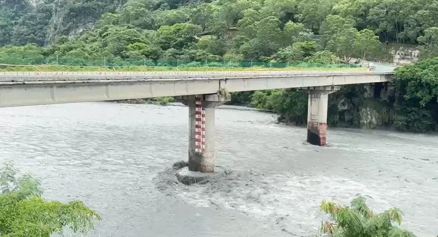 影/第一波洪水畫面曝！燕子口堰塞湖潰流　錦文橋緊急封閉