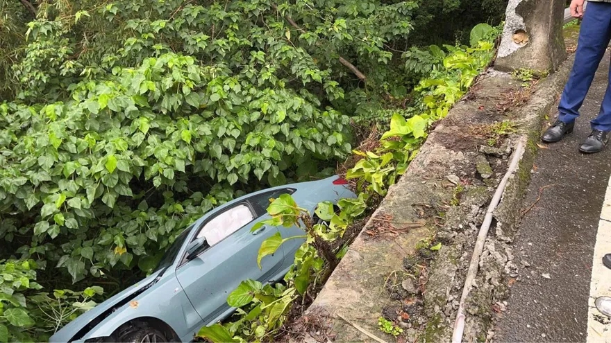 北投驚見「豪車墜谷」！搶救畫面直擊
