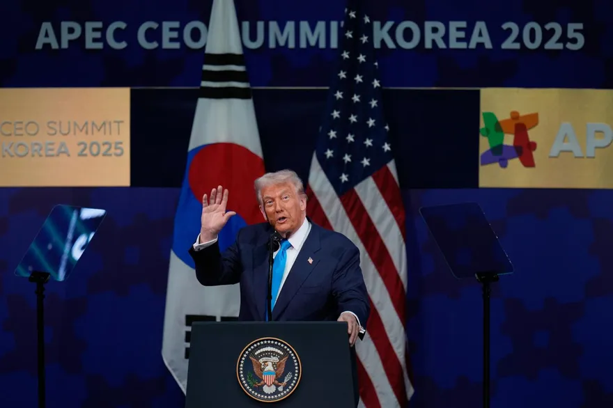 川普飛抵南韓出席APEC峰會發表談話　表達重振美國造船業決心