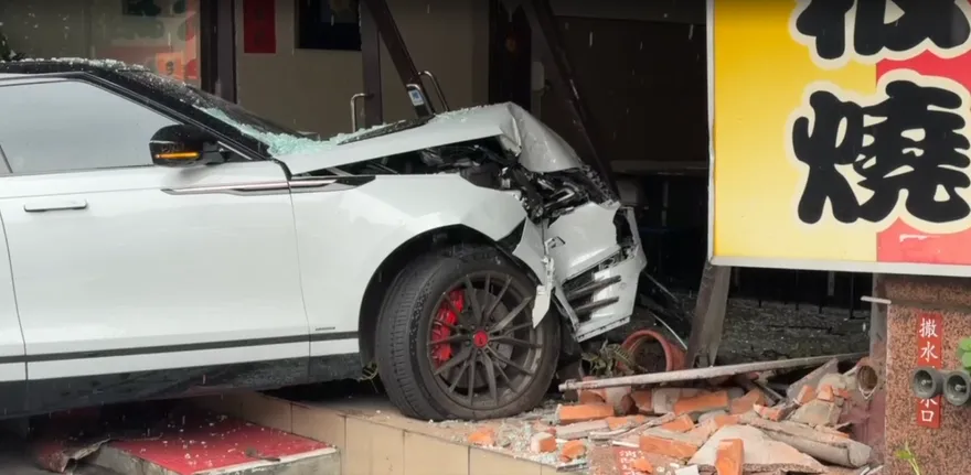 台中離奇車禍！36歲男駕車撞進鐵板燒店　檢相驗排除他殺