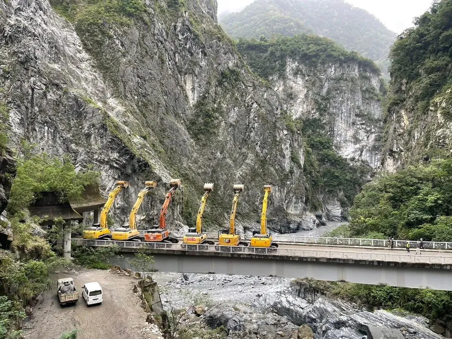 感動！花蓮燕子口堰塞湖潰決未釀災　6台怪手「展臂謝山神」