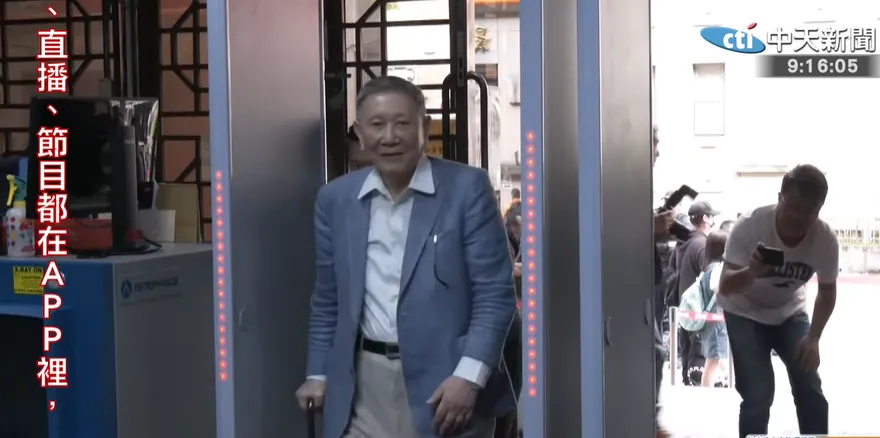 影/沈慶京站起來了！與柯文哲、應曉薇抵北院　詰問吳順民