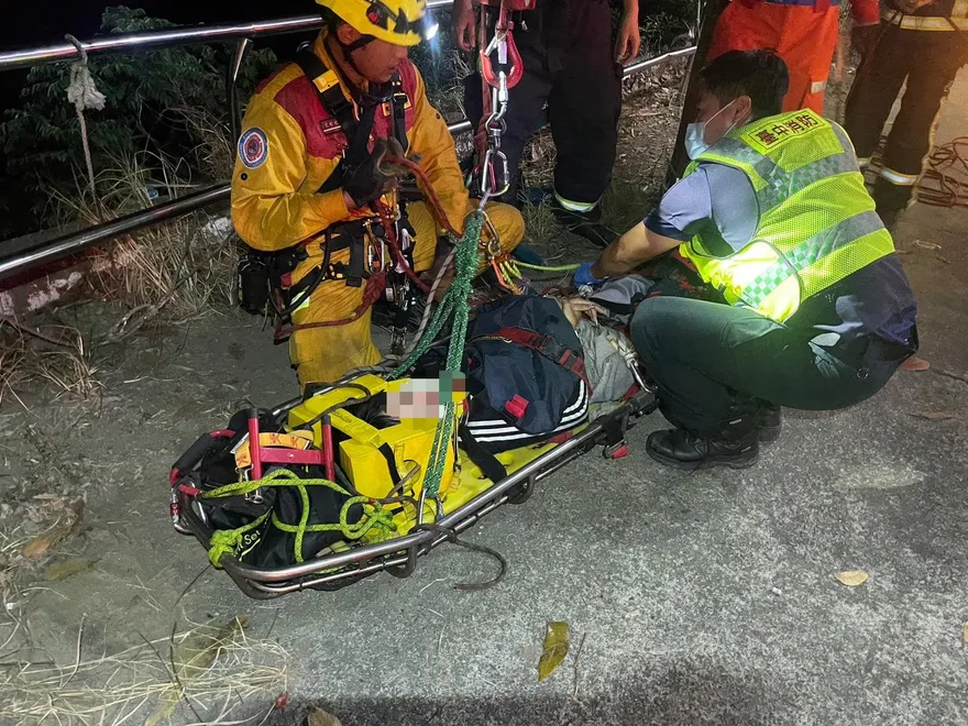 台中女大生夜間騎車自撞　噴飛6米深邊坡、骨折送醫