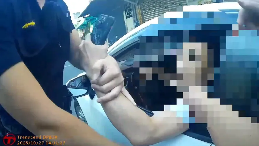 影/嬤報警孫女婿上門堵人　員警拔槍驅趕遭嗆：有牌流氓