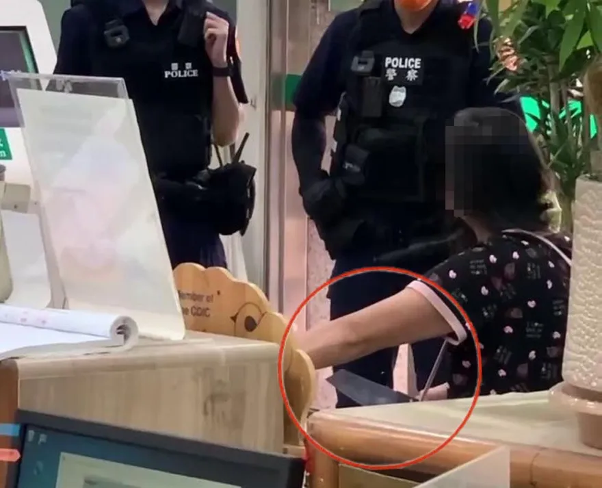 影/南投出事了！「婦人持刀闖合作金庫」狀況一度危急