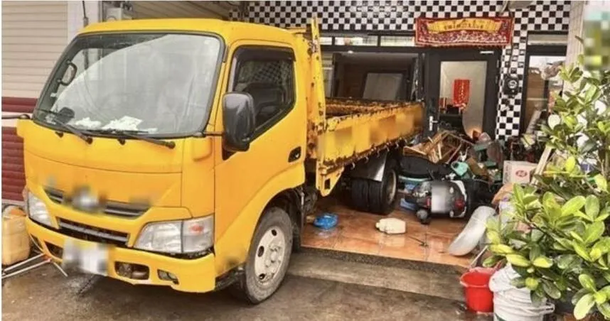 宜蘭驚見貨車連3次倒車猛撞「園藝公司」！1傷送醫