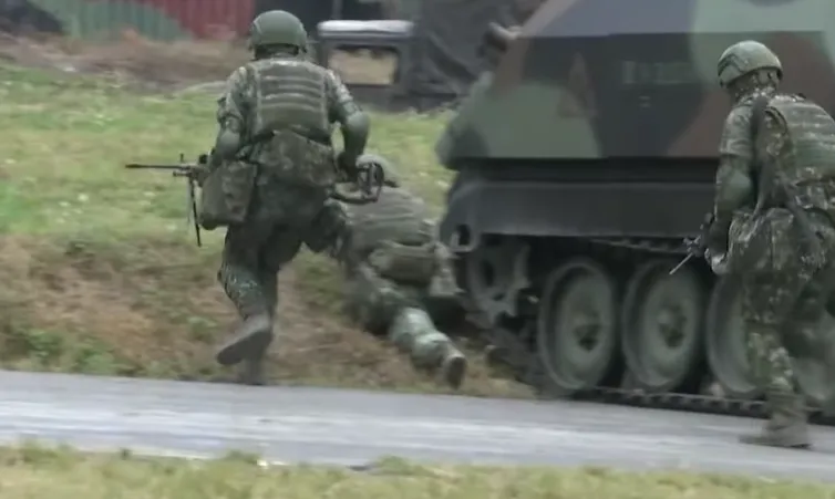 「我家孩子坐到專車了嗎」　律師驚：當兵有家長群組？