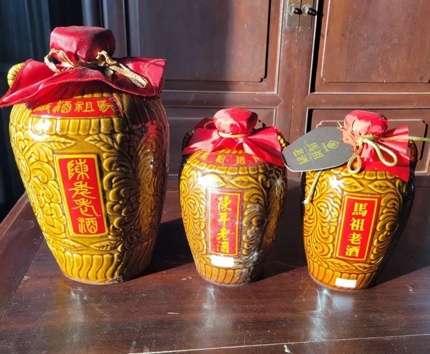 影/假買檜木真行竊！　3人團夥偷走80萬老酒、圓桌被捕