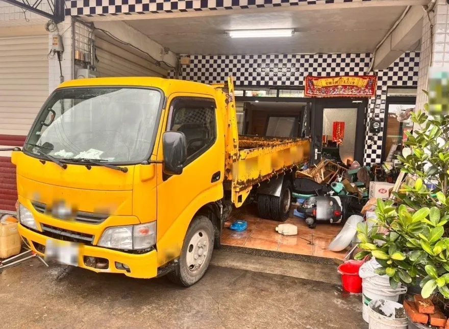影/宜蘭驚見貨車連3次倒車猛撞「園藝公司」！1傷送醫