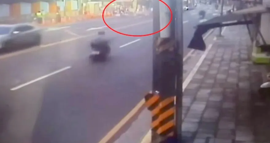 影/新北媽三貼載小孩上學對撞機車　騎士噴飛骨折